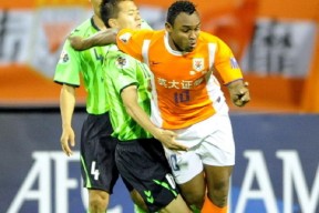 开云体育娱乐app-汕头佳兆业后卫接连献神助攻，帮助球队胜利(港片开局和陈浩南抢人)